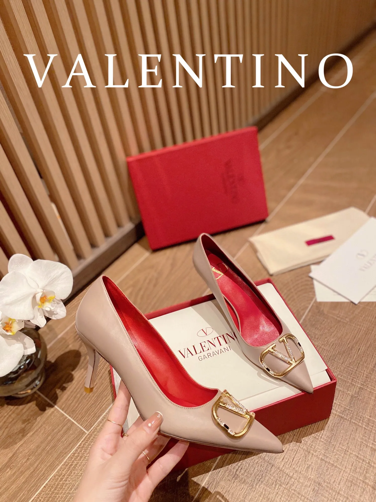 👟👟Ex-factory price 520👟👟 𝑉𝐴𝐿𝐸𝑁𝑇𝐼𝑁𝑂 Valentino ♡ The latest series of the counter 💯The new season of Valentino replaces the usual rivet elements with the initial V bronze (dotted buckle) buckle, simplifying the complexity Make the design more refined and durable. No matter your age, it can easily fit on your feet and make your feet look slimmer! The new season lives up to expectations! Worth buying ★Imported cowhide is absolutely high-grade ❥Original method is absolutely sensual ❥Elegant style creates a different feeling🙈 Simple temperament style!  ♡ show bdetails ———————————— ⊿▸: Size｜35-40 (customized at 34.40.41.42) ⊿▸: Material｜Imported cowhide ⊿▸: Material｜Exclusive molded rhinestone buckle ⊿▸: Material | Padded sheepskin ⊿▸: Material |Italian 🇮🇹 genuine leather outsole (the original 1:1 method has a wood grain shape) ⊿▸: Heel height｜8cm